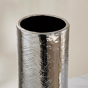 Florero Moderno de Metal Diseñado para Interiores con un Acabado Artesanal Suave que Brinda un Toque Decorativo Portátil al por Mayor - Product Image 3