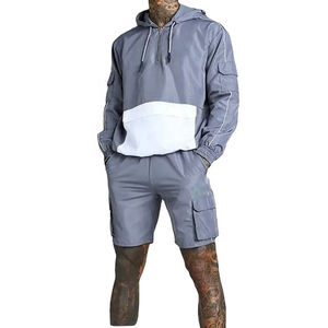 Conjunto Deportivo Techwear para Hombre, Chaqueta Cortavientos Reflectante con Media Cremallera y Capucha, Pantalones Cortos Cargo con Múltiples Bolsillos, Ropa Impermeable para Exteriores - Product Image 1