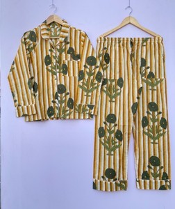 Ensemble de pyjama décontracté en coton à imprimé floral, coupe ajustée, respirant, vêtements de nuit indiens, vêtements de détente d'été, cadeau pour elle, demoiselle d'honneur - Product Image 1