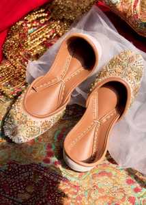 รองเท้าหนังผู้หญิงแฟชั่น ดีไซน์ใหม่สำหรับฤดูใบไม้ร่วง สีพื้นเรียบง่าย น้ำหนักเบา สไตล์ลำลอง เหมาะสำหรับงานปาร์ตี้ - Product Image 2