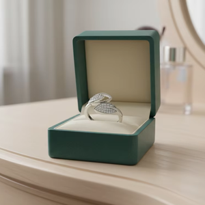 Elegante Anillo de Diamantes con Hoja Orgánica Dorada para Mujer - Product Image 5