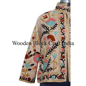 Veste d'hiver pour femmes de haute qualité faite à la main avec broderie Suzani, manteau court en tissu TNT, style et design ethniques - Product Image 3