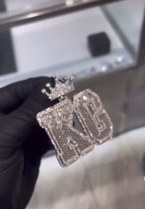 Colgante de Plata 925 con Diseño de Corona y Letra Personalizada, Incrustaciones de Moissanita VVS, Engaste en Canal, Estilo Gótico para Uso Diario - Product Image 2
