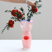Vase en verre Art Déco pour mariage, à bord festonné, rose opale laiteux avec accent rouge, sculptural et décoratif, vente en gros