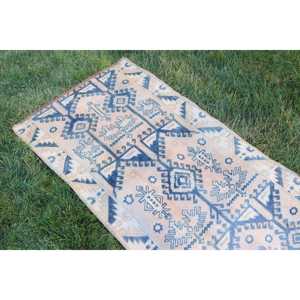 Tapis de 2,5 x 6,6 pieds, tapis turc vintage, tapis oriental en laine bleu et blanc - Product Image 4