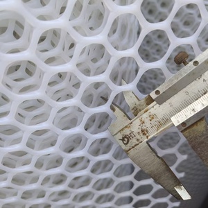 Maille en <span class=keywords><strong>PVC</strong></span> plastique pour poulailler hexagonal - Respectueuse de l'environnement - Durable - Facile à assembler - Couleur et trous de maille personnalisables - Product Image 1