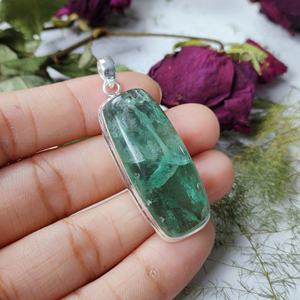 Rectangle en fluorite verte Pendentif en argent sterling 925 Pendentif à breloque Pyramide et Precious International - Product Image 1