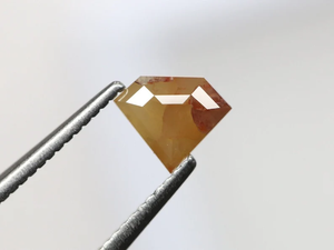 เพชรธรรมชาติทรงเหลี่ยมห้าเหลี่ยมสีเหลืองธรรมชาติ น้ำหนัก 0.83 กะรัต สำหรับทำเครื่องประดับ ได้รับการรับรองคุณภาพการเจียระไนเป็นระดับ Very Good  หายาก ยี่ห้อ RARE DIAMOND - Product Image 5