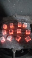 Charbon de coco activé en briquettes rouges en forme de cube pour chicha