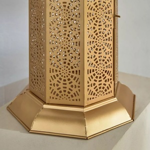 Farol de Pie de Metal Dorado de Lujo con Intrincados Relieves Marroquíes, Brillo Cálido de Vela, Decoración Elegante, Perfecto para un Ambiente Festivo - Product Image 4