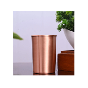 Mug en cuivre ayurvédique fabriqué à la main pour le bien-être et l'hydratation, offrant une qualité artisanale supérieure avec un design élégant et poli. - Product Image 5