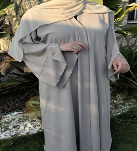 Abaya marrón oscuro con detalles en color crema en las mangas y la parte delantera. Disponible a precios de mayoreo. - Product Image 6