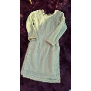 Tendencias de Cp: Salwar Kameez Elegante para Mujer con Bordado Sitara, Encaje Moti y Pantalón Acampanado, Ideal para Fiestas de Diwali, Graduaciones y Todas las Estaciones - Product Image 5