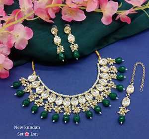Superbe ensemble de collier de mariage lourd de bijoux indiens de mode Kundan fabriqués à la main avec boucles d'oreilles et ensemble Mangtika pour femmes - Product Image 1