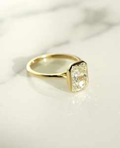 Anillo de compromiso CZ de corte radiante, 12x8mm, bisel blanco, banda de oro solitario, joyería de boda minimalista - Product Image 4