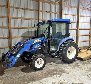 Tracteur agricole à roues New Holland de haute qualité, 70 ch, 4 roues motrices. - Product Image 3