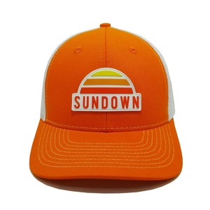 Gorras de camionero con logotipo de parche de goma de PVC personalizado, gorros informales Unisex duraderos con ajuste ajustable naranja, gorro promocional OEM de Vietnam - Product Image 1