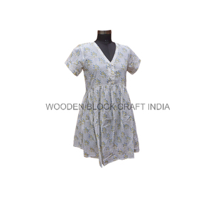 Robe d'été courte à fleurs avec tissu respirant aux couleurs vives et parfaite pour la saison estivale, l'ambiance de la plage et la fête de jardin - Product Image 4