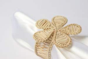 Rond de serviette en rotin tissé naturel idéal pour la décoration de table de style ferme et la présentation de repas à la maison d'inspiration côtière - Product Image 2