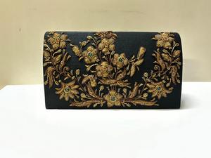 กระเป๋าราตรีที่ได้รับแรงบันดาลใจจากมรดกทางวัฒนธรรมคุณภาพสูงที่มีเส้นด้ายโลหะที่ประณีตและเน้นการตกแต่งจากผู้จำหน่ายอินเดีย - Product Image 2