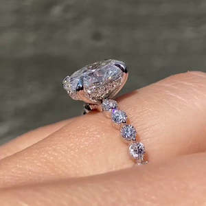 Anillo de Compromiso con Diamante Ovalado de Laboratorio Certificado por IGI, Oro Blanco de 2.50 Ct |   Anillo de Lujo para Mujer con Halo Oculto y Banda Pavé, Bañado en Rodio - Product Image 5