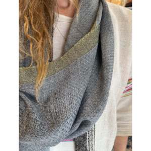 Écharpe en laine Zari personnalisable – Écharpe longue d'hiver douce et imprimée avec logo jacquard, style uni - Product Image 1