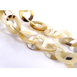 Collier long en acrylique pour femmes, style vintage très demandé, couleur ambre écaille de tortue, forme de plaque en corne de bœuf, chaîne à maillons - Product Image 2