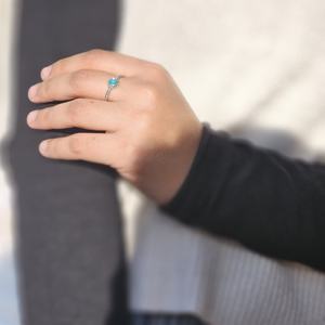 Bague en argent turquoise synthétique Bague en argent 925 Rawa Design pour unisexe pour fête de fiançailles de mariage ou cadeau - Product Image 2