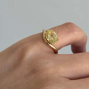Anillo Ovalado Pristino de Oro Amarillo con Diamante Amarillo de 2 Ct, Corte Fancy, VVS1-VS2, Cultivado en Laboratorio, en Oro Amarillo de 14K y 18K, para Ocasiones Especiales y Fiestas - Product Image 3