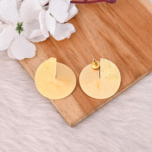 Pendientes de Botón Lisos de Latón Chapado en Oro de Alta Calidad, Hechos a Mano, Acabado Mate, Fabricante Mayorista de Pendientes de Botón de Latón Chapado en Oro - Product Image 4