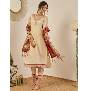 Vente flash sur l'ensemble Kurta pantalon en soie avec dupatta Banarasi pour femmes, pour les occasions festives et spéciales, disponible à la vente - Product Image 1
