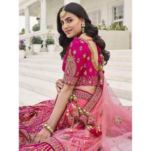 Magnifique Lehenga Choli de mariage en soie brodée rose - Product Image 2