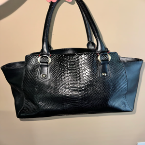 กระเป๋าถือหนังคาราเมลมันวาวที่อุดมไปด้วยเงาที่ละเอียดอ่อนและฮาร์ดแวร์สีเงินมินิมอลที่ด้านข้างเพื่อการขัดเงาที่สวยงาม - Product Image 5