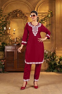 Vêtements indiens et pakistanais pantalon Kurtis avec rayonne avec broderie complexe travail vêtements ethniques pantalon Kurti à vendre à l'exportation - Product Image 4