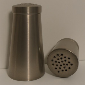 Molinillo de sal y pimienta de latón elegante con superficie de pátina mate artesanal Diseñado para interiores de comedor decorativos - Product Image 2