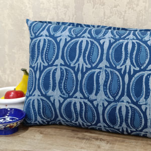 Funda de cojín rectangular de 35x55cm de algodón voile índigo 100% con estampado Kantha hecho a mano, estampado frontal y trasero, con cremallera en la parte posterior para el hogar. - Product Image 1