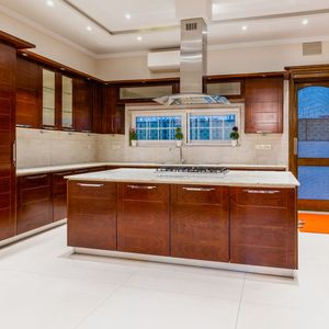 Gabinetes de Cocina de Madera de Lujo con Chapa de Nogal, Cocina con Isla de Mármol, Diseño de Cocina Personalizado para Villa, Carpintería Turca - Product Image 1