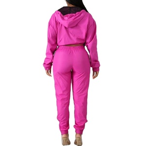 Conjuntos Deportivos de Nylon Cortavientos Casuales de Invierno Personalizados para Hombre, Conjunto de Pantalón y Sudadera Corta con Cremallera Ligera de 2 Piezas al por Mayor - Product Image 3