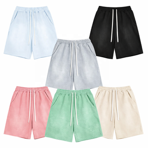 กางเกงขาสั้นผ้าฝ้ายปักลายโลโก้แบบดิสเทรสสำหรับผู้ชาย ทรงครอปขอบตัดเย็บแบบซันเฟด ล้างสีแบบแอซิดวอช - Product Image 1