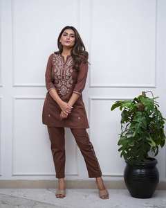 Rayon Kurtas pour dames de fabrication indienne, styles unis brodés personnalisables pour l'été, vêtements traditionnels pakistanais - Product Image 1