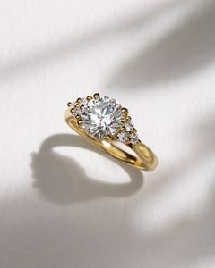 Bague de fiançailles en CZ blanc taille ronde de 8mm en or jaune avec pierres latérales | Bijoux de mariée classiques - Product Image 3