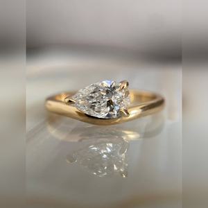 แหวนหมั้นเพชรทรงลูกแพร์ ดีไซน์เกลียวไขว้ ประดับทอง 10K 14K 18K เงิน แพลตตินัม  ผู้จัดจำหน่ายเครื่องประดับชั้นดีระดับโลก - Product Image 2