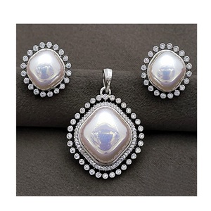 Conjunto de colgante de acabado blanco de diseñador moderno de moda en Perla importada con piedra AD para looks de boda y fiesta para mujeres y niñas - Product Image 1