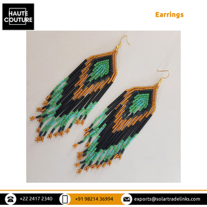 Gran fabricante indio que vende pendientes de cuentas de tubo largo con borlas negras y doradas de calidad incomparable para uso informal y al aire libre - Product Image 2