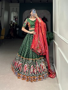 Ensemble Lehenga Choli en soie Dola de créateur unique avec Dupatta de travail lourd pour la célébration de fêtes et les fonctions disponibles à la vente - Product Image 6
