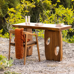 Mesa de Comedor Moderna Hecha a Mano de Madera Maciza de Suar con Patas con Recortes Únicos y Tapa con Borde Natural, Muebles Duraderos para el Hogar - Product Image 1