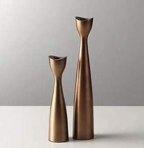 เชิงเทียนโลหะขนาดเล็กที่มีรูปแบบกะทัดรัดและรูปทรงสง่างามเหมาะสำหรับการตกแต่งบนโต๊ะหรือเทียนตามเทศกาล - Product Image 3