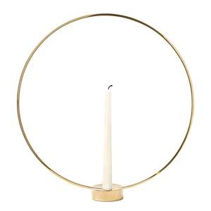 Encuentre el equilibrio perfecto de forma y función con los candelabros de alambre dorado que se adaptan a todos los gustos y estilos de decoración - Product Image 2