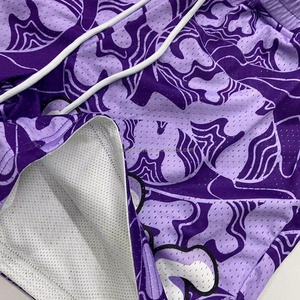 กางเกงขาสั้นตาข่ายสำหรับออกกำลังกายแนวสตรีทของผู้ชายกางเกงขาสั้นออกแบบลายพรางสีม่วงพร้อมช่องพิมพ์ซับลิเมชัน100% โพลีเอสเตอร์ - Product Image 2