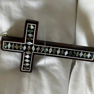 Artículo de gama alta Incrustaciones de madreperla Santa Montado en la pared Cruz MOP Mosaico Colgante de pared Crucifijo Cruz Gris por FWE - Product Image 1